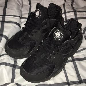 Nike Huarache Triple Black Size 9.5
